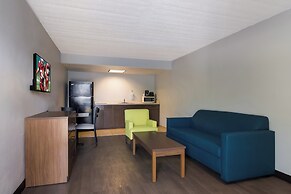 HomeTowne Studios By Red Roof Vero Beach - I-95