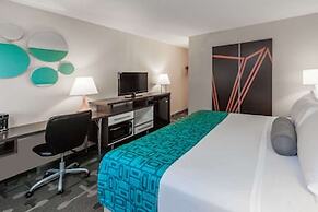 Howard Johnson by Wyndham Romulus Detroit Metro Airport