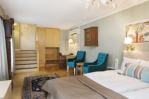 Lady Hamilton Hotel