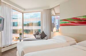 The Royal Pacific Hotel & Towers