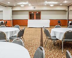 Norwood Inn & Suites North Conference Center