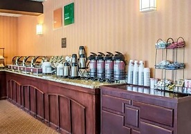 Norwood Inn & Suites North Conference Center