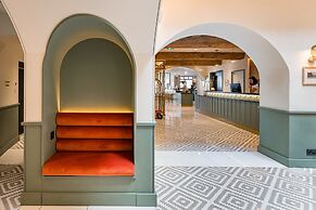 Le Phenix Hotel