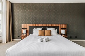 Le Phenix Hotel