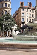 Le Phenix Hotel