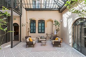 Le Phenix Hotel