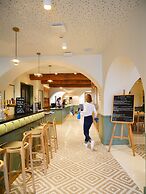 Le Phenix Hotel