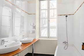 Le Phenix Hotel