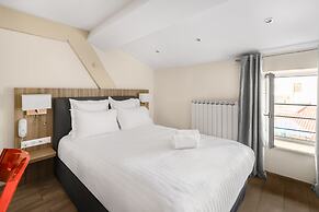 Le Phenix Hotel