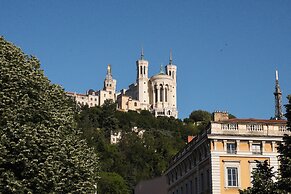 Le Phenix Hotel