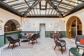 Le Phenix Hotel