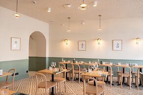 Le Phenix Hotel