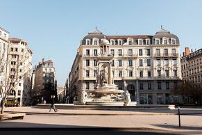 Le Phenix Hotel