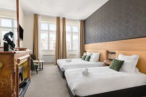 Le Phenix Hotel