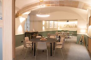 Le Phenix Hotel