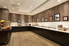 Hilton East Brunswick Hotel & Executive Meeting Center