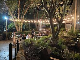 Crowne Plaza Atlanta Perimeter at Ravinia by IHG