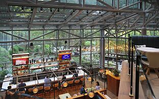 Crowne Plaza Atlanta Perimeter at Ravinia by IHG