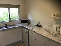 Lazy Lizard Motor Inn