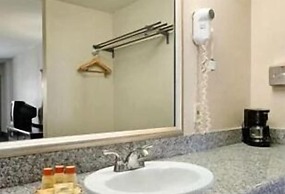 Days Inn by Wyndham Fontana / Rialto