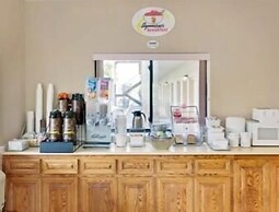 Super 8 by Wyndham Laurel