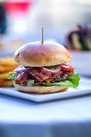 Pinnacle Hotel Harbourfront