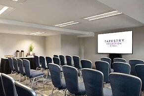 Hotel Alba, Tapestry Collection by Hilton