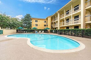 Super 8 by Wyndham The Woodlands North