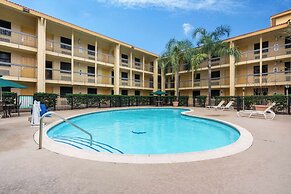 Super 8 by Wyndham The Woodlands North
