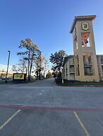 Super 8 by Wyndham The Woodlands North