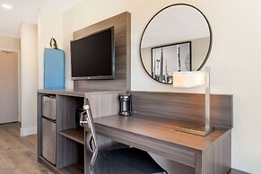 Super 8 by Wyndham Orlando Near Florida Mall