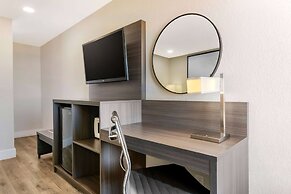 Super 8 by Wyndham Orlando Near Florida Mall