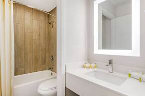 Super 8 by Wyndham Orlando Near Florida Mall