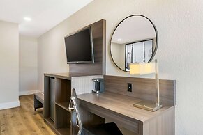 Super 8 by Wyndham Orlando Near Florida Mall