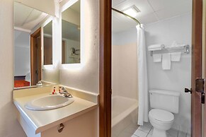 Howard Johnson by Wyndham Waukegan Great Lakes