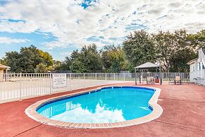 Motel 6 Waxahachie, TX