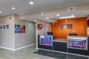 Motel 6 Waxahachie, TX
