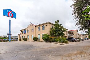 Motel 6 San Antonio, TX - Fiesta Trails