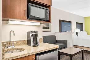 Holiday Inn Express & Suites Wilmington-Newark by IHG