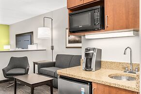 Holiday Inn Express & Suites Wilmington-Newark by IHG