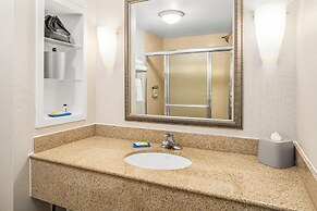 Holiday Inn Express & Suites Wilmington-Newark by IHG