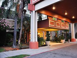 Piccadilly Inn Airport