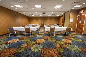 Holiday Inn Express Hotel & Suites Pittsburgh Airport by IHG