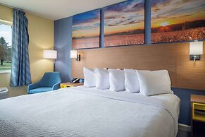Days Inn by Wyndham Evansdale Waterloo