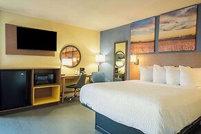 Days Inn by Wyndham Evansdale Waterloo