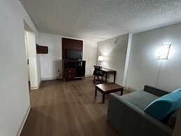 Econo Lodge Inn & Suites