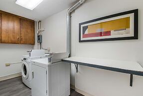 Econo Lodge Inn & Suites