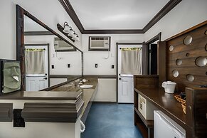 Caliente Tropics Hotel