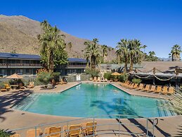 Caliente Tropics Hotel