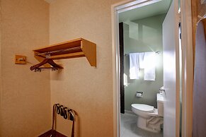 Caliente Tropics Hotel